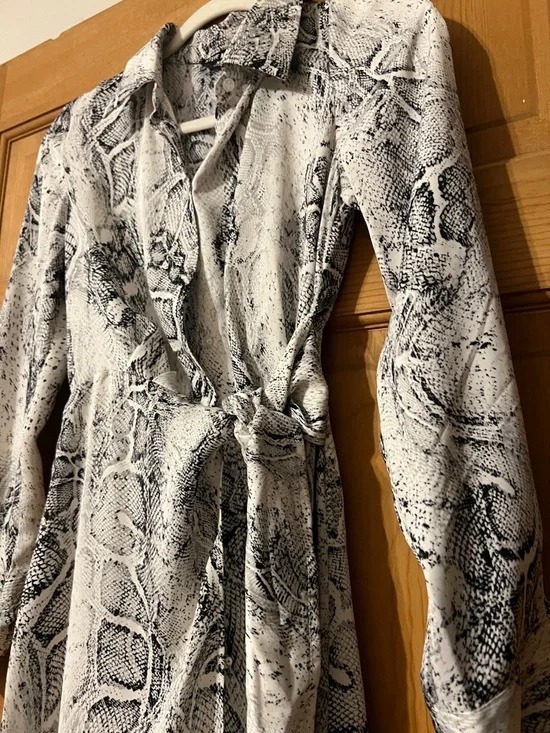 Steve Madden White and Black Snake-Print Maxi Wrap Dress - Picture 4 of 4